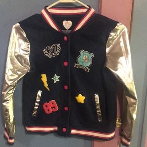 365 kids from garanimals.  Girl’s size 8.  Blue, pink, silver.